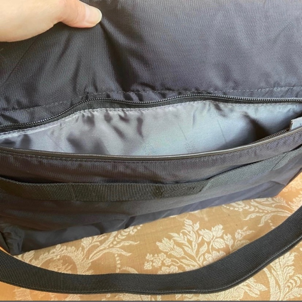 NWT Kenneth Cole Reaction Black and Gray Messenger / Laptop Bag - Picture 3 of 11
